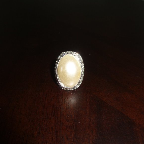 Faux oversized pearl ring-costume jewelry - Picture 2 of 11